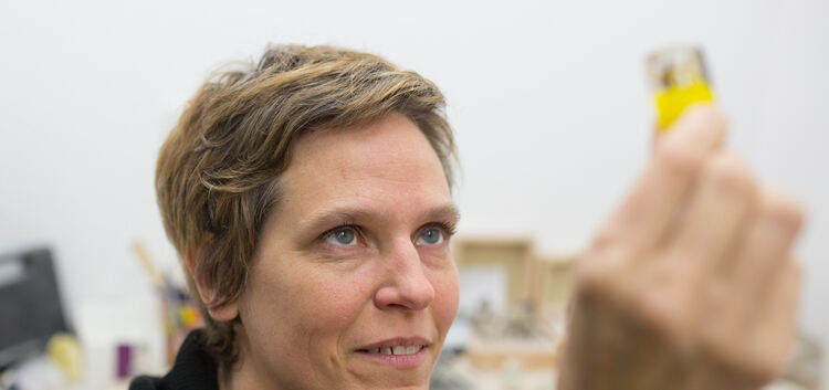 Schmuckdesignerin Isabell Kiefhaber prüft die Qualität jedes Schmuckstücks gründlich, bevor es ihre Werkstatt verlässt. Fotos: C