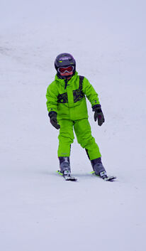 Der 6-jährige Joel Maaß ist am liebsten ohne Skistöcke auf der Piste. Foto: Thomas Krytzner