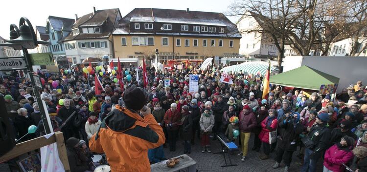 Mehr Besucher als erwartet: Das Aktionsbündnis „Nürtingen ist bunt“ lockte Hunderte auf den Schillerplatz und rund um den Ochsen
