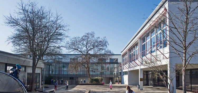 Der Schlierbacher Schule bleibt nichts erspart: Hier randalieren regelmäßig Unbekannte, schlagen Fenster ein oder beschmutzen di