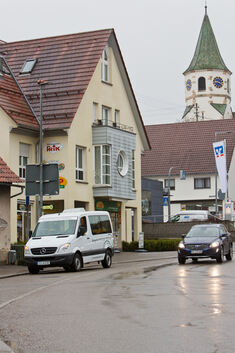 Der Notzinger Bürgerbus hält am CAP-Markt im Ort. Nun sind zu den bestehenden zehn Haltestellen vier neue dazugekommen.Foto: Car