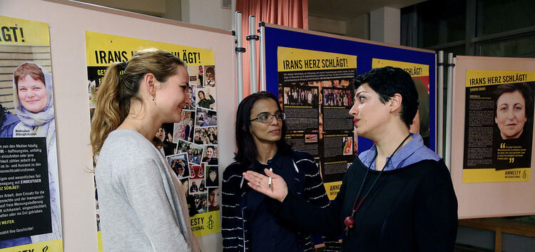 Moujan Taher (rechts) und Padmi Liyanage (Mitte) gewähren am internationalen Frauentag Einblicke in ihre Menschenrechtsarbeit un