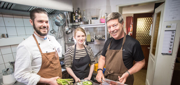 In Roßwälden haben Markus Eberhardinger und Priska Speißer zusammen mit Michael Branik (rechts) ein Ostermenü gekocht.Foto: Stau