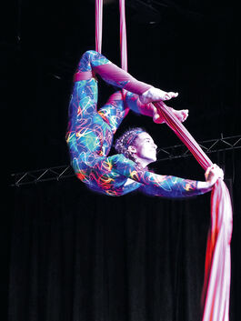 Höhenangst? Den Künstlerinnen der Pflaster-Akrobaten sieht man auch in der Luft nicht an, dass sie keine Profis sind. Fotos: Sab