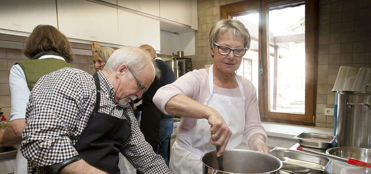 Kochtreff im Gemeindehaus auf dem Schafhof: "Gemeinsam schmeckt`s besser", Kochgruppe auf Schafhof kocht einmal monatlich, auch