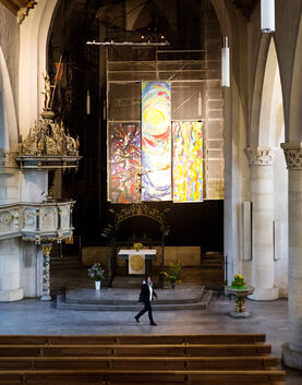 Ein provisorisches Triptychon sorgt für Licht und Farbe vor dem verdunkelten und „verbauten“ Chor der Kirchheimer Martinskirche.