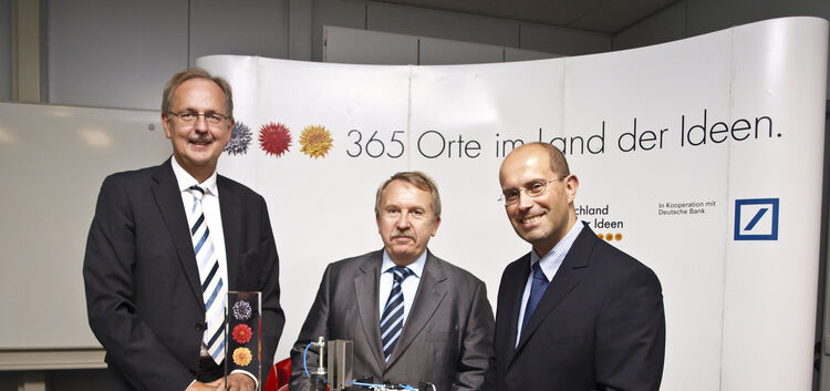 Festo Didactic-Geschäftsführer Theodor Niehaus und Ex-Kultusminister Helmut Rau bewundern mit Reinhard Pittschellis (von links)