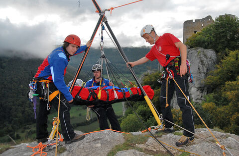 Mitglieder der Bergwacht Lenninger Tal stellen ihr neues Rettungsgerät beim Reußenstein vor.Foto: Thomas Brändli
