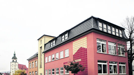 Zahlenwerk in tiefem Rot