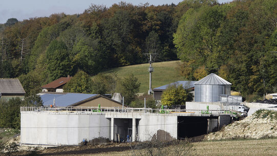 In dem Gärbehälter der Biogasanlage (rechts im Bild) in Krebsstein klaffen große Löcher. Die Polizei geht bisher davon aus, dass
