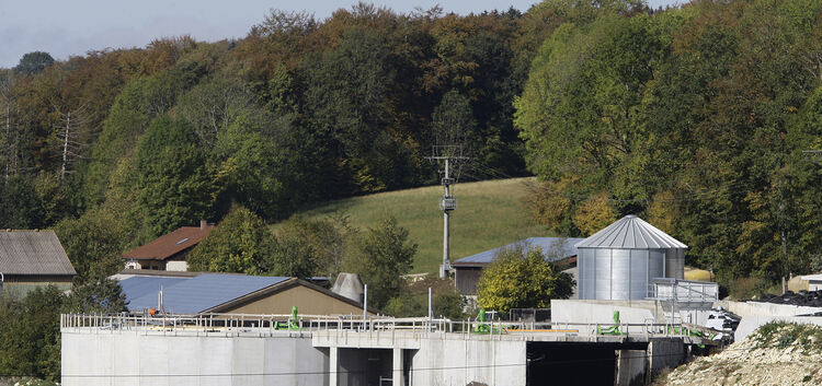 In dem Gärbehälter der Biogasanlage (rechts im Bild) in Krebsstein klaffen große Löcher. Die Polizei geht bisher davon aus, dass