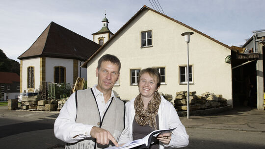 Peter und Simone Hepperle vor dem einstigen WLZ-Lagerhaus in Neidlingen. Schon im kommenden Frühjahr soll dort ein Café in Berie