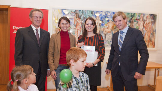 Teckboten-Verleger Ulrich Gottlieb (großes Foto, rechts) und Franz Scholz, KSK-Vorstandsvorsitzender, überreichten der Tochter v