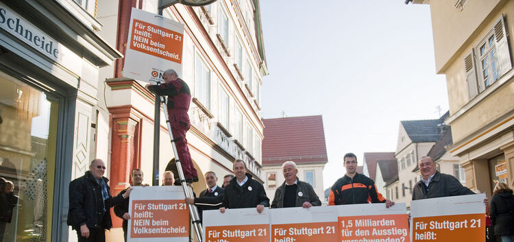 Start am Kirchheimer Rathaus mit Plakatierungsaktion der S21-Befrworter