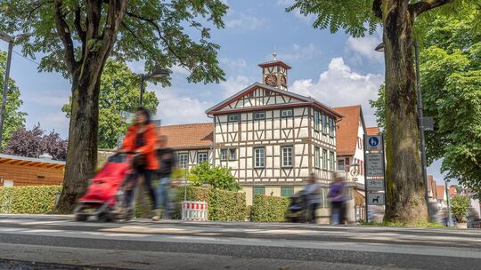 Wer von der Dettinger Straße in die Stadt kommt, wird vom markanten Wachthaus begrüßt, seit jeher ein Fachwerkhaus. Wirklich? Eb Wer von der Dettinger Straße in die Stadt kommt, wird vom markanten Wachthaus begrüßt, seit jeher ein Fachwerkhaus. Wirklich? Eb