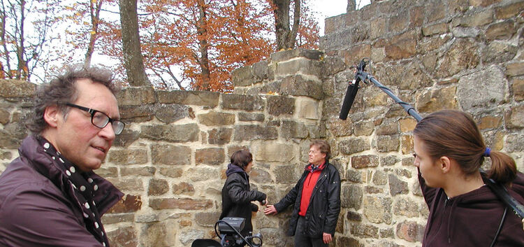 Gerhard Stahl dreht mit einer Mitarbeiterin auf dem Hohenstaufen bei Göppingen eine Szene, in der Manfred Bomm den Journalisten