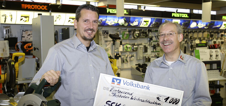 Für glückliche Gewinner und ein gewaltiges Plus in der Spendenkasse gesorgt haben SSK-Mitarbeiter Armin Meißner (rechts) und sei