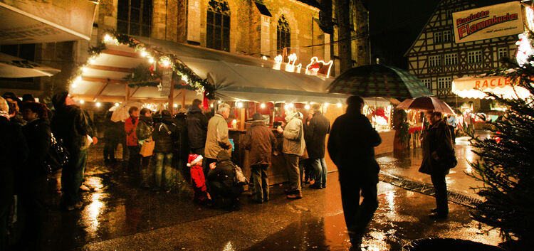 Mit Schirm, aber auch Charme: Der Kirchheimer Weihnachtsmarkt ist wieder auf den Martinskirchplatz gezogen. Die Besucher können