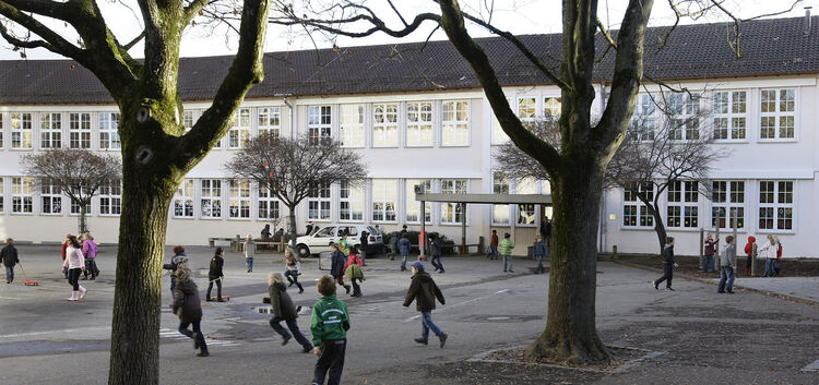 Pause an der Freihof-Grundschule,  Pausenhof neben Schlssle - Schule - Kinder - SchlerPausenhof