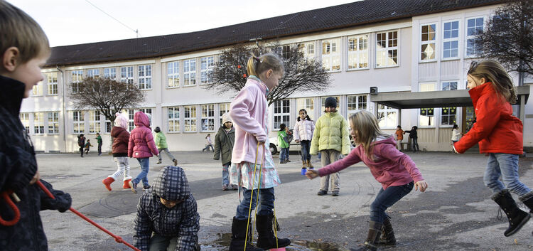 Bewegung gibt es in den Pausen auf dem Hof der Kirchheimer Freihof-Grundschule jetzt schon. Das passende Klettergerüst will der