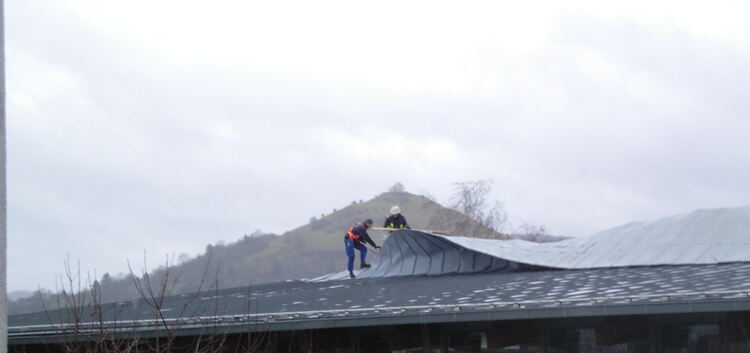 Mitglieder der Freiwilligen Feuerwehr befestigen das Dach, das Sturm Joachim hochgebogen hat.Foto: pr