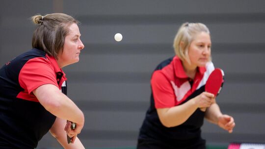 Katrin Meinzinger und Anja Löffler und die Weilheimer Frauen standen gegen Frickenhausen auf verlorenem Posten. Foto: Carsten Ri Katrin Meinzinger und Anja Löffler und die Weilheimer Frauen standen gegen Frickenhausen auf verlorenem Posten. Foto: Carsten Ri