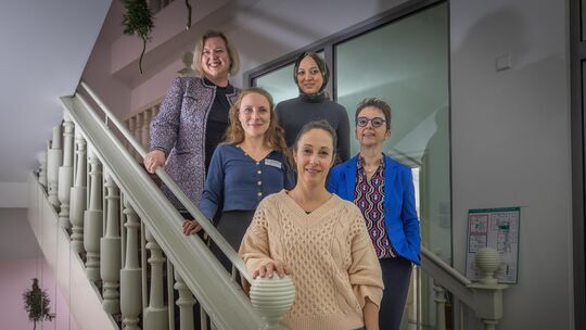 Diana Eichengrün, Salia Yildiz-Tokuc, Judith Kohlhase, Christine Kullen und Elisa Bertoldi-Kerner (von hinten nach vorne) setzen Diana Eichengrün, Salia Yildiz-Tokuc, Judith Kohlhase, Christine Kullen und Elisa Bertoldi-Kerner (von hinten nach vorne) setzen