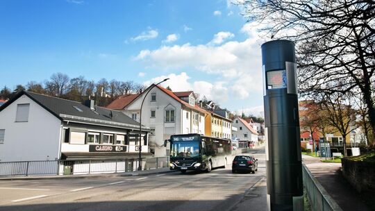 Diese Blitzersäule steht am Ortseingang von Wernau. Foto: Elke Hauptmann Diese Blitzersäule steht am Ortseingang von Wernau. Foto: Elke Hauptmann