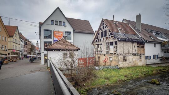 Aktuell ist der Kiosk an der Bruckmühle nahezu bündig mit dem Brückengeländer. Der Neubau soll aber „ein wenig“ in die Straße hi Aktuell ist der Kiosk an der Bruckmühle nahezu bündig mit dem Brückengeländer. Der Neubau soll aber „ein wenig“ in die Straße hi