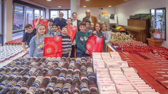 Die zwölf Drittklässler der Freihof-Grundschule mit Thomas Pfäffle (von links) sowie Joachim Ulbrich vom Rotary Club Kirchheim-N