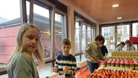 Sorgfältig verpacken die Kinder die Lebensmittel. Foto: Antje Dörr