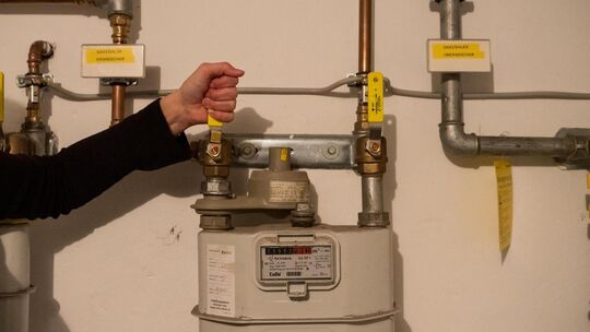 Kirchheim Gaszähler Gashahn Hand Gaspreis Symbolbild Kirchheim Gaszähler Gashahn Hand Gaspreis Symbolbild