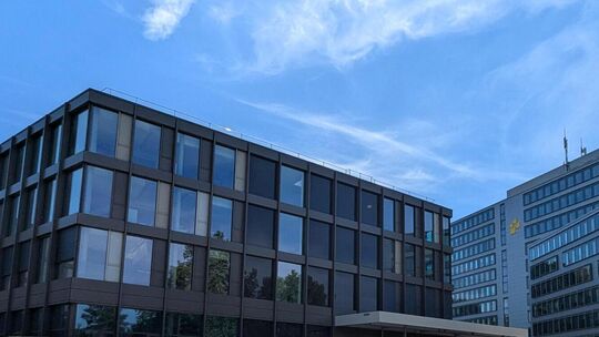 Der blaue Himmel über der neuen Kreiszentrale in Esslingen trügt: Im Haushalt fehlen fünf Millionen Euro. Foto: Jörg Bächle Der blaue Himmel über der neuen Kreiszentrale in Esslingen trügt: Im Haushalt fehlen fünf Millionen Euro. Foto: Jörg Bächle