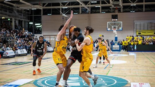 Kein Durckommen: Nico Bretzel (li.) und Nil Failenschmid (re.) wollen auch Hagen defensiv glänzen. Foto: Nina Sander Kein Durckommen: Nico Bretzel (li.) und Nil Failenschmid (re.) wollen auch Hagen defensiv glänzen. Foto: Nina Sander