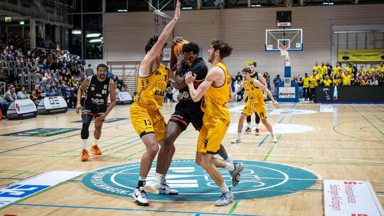 Kein Durckommen: Nico Bretzel (li.) und Nil Failenschmid (re.) wollen auch Hagen defensiv glänzen. Foto: Nina Sander Kein Durckommen: Nico Bretzel (li.) und Nil Failenschmid (re.) wollen auch Hagen defensiv glänzen. Foto: Nina Sander