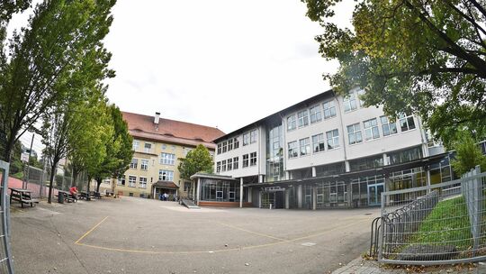 Der Blick auf den Schulhof der Kirchheimer Alleenschule entspricht in etwa dem Blickwinkel, den man im August von der Kinoleinwa