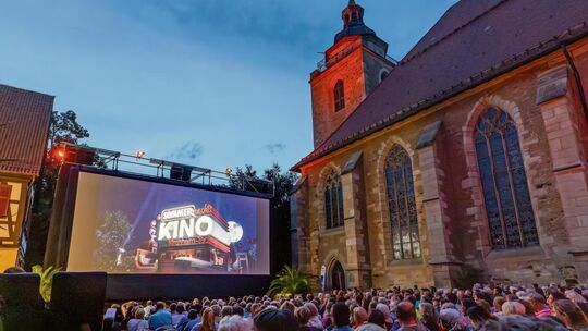 Publikum und Leinwand sehen 2026 nicht viel anders aus. Allerdings fehlt dann die Martinskirche als „Kulisse“ des Sommernachtski Publikum und Leinwand sehen 2026 nicht viel anders aus. Allerdings fehlt dann die Martinskirche als „Kulisse“ des Sommernachtski