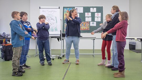 Zum Resilienztraining mit Meike Scharnagl gehören für die Schülerinnen und Schüler auch verschiedene Atem- und Abklopftechniken