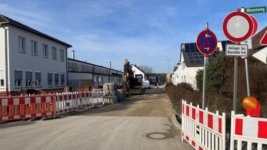 Zwischen Wasenweg und Schießhüttestraße ist die Neue Straße aktuell gesperrt. Für den Ausbau sind 2026 525.000 Euro veranschlagt