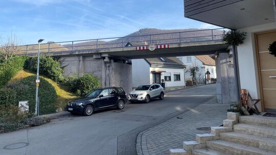 Diese Eisenbahnbrücke über die Schießhüttestraße will die Deutsche Bahn sanieren. Foto: Antje Dörr