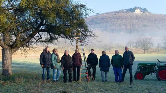 Vertreter von Kommunen, Umweltministerium, Streuobstparadies und Obst- und Gartenbauvereinen beim Projektauftakt in Lenningen-Br