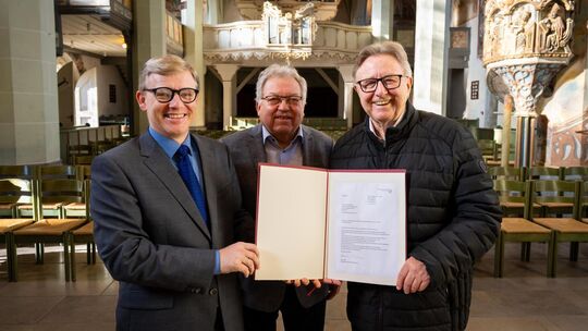 Sie freuen sich über die Spende in Höhe von 300.000 Euro: v.l. Pfarrer Matthias Hennig, Weilheims Bürgermeister a.D. Hermann Bau Sie freuen sich über die Spende in Höhe von 300.000 Euro: v.l. Pfarrer Matthias Hennig, Weilheims Bürgermeister a.D. Hermann Bau