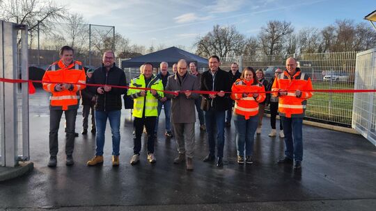 Der neue Recycling-Hof ist betriebsbereit. Gerald Damsch (AWB), Planer Dominic Walter, Matthias Knecht (Tief- und Straßenbau), L Der neue Recycling-Hof ist betriebsbereit. Gerald Damsch (AWB), Planer Dominic Walter, Matthias Knecht (Tief- und Straßenbau), L