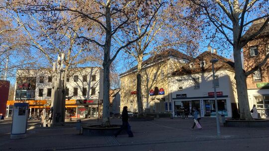 Licht und Schatten am Kirchheimer Postplatz: Aus städtebaulicher Sicht gibt es allerdings deutlich mehr Schatten als Licht. Fo