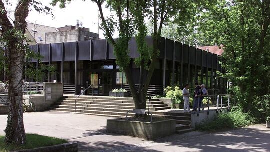 Fürs Gemeindehaus St. Ulrich gibt es Überlegungen, eine Etage für Büros und Wohnräume „draufzupacken“. Archivfoto: Jean-Luc Jac