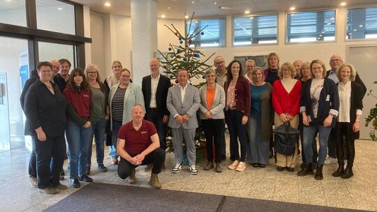 Nicht nur der Weihnachtsbaum stand in der Firmenzentrale der Mosolf-Gruppe bereit: Auch Spendenschecks in Höhe von insgesamt 24.