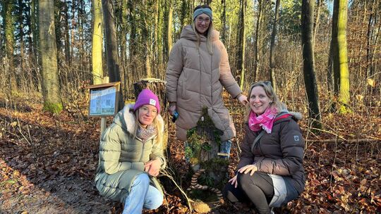 Ramona da Costa (v. l.), Kathrin Geißelhart und Lara Becker kleben mit der Heißklebepistole die losen Teile an den Häusern wiede