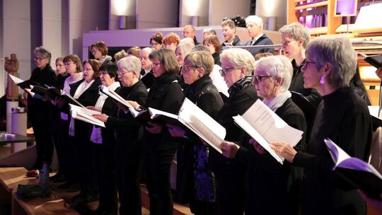 Der Kirchenchor überzeugte mit Strahlkraft und homogenem Chorklang.  Foto: Rainer Kellmayer