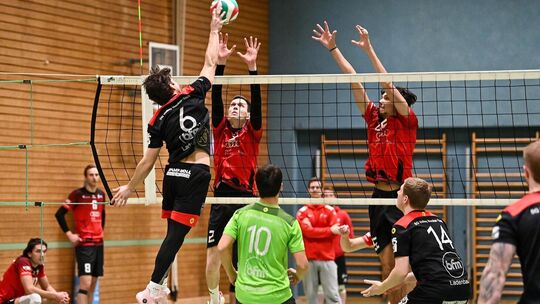 Die SG Neckar-Teck (schwarz) zeigte gegen Fellbach zwar eine gute Leistung, verlor am Ende aber deutlich mit 0:3. Foto: Markus B Die SG Neckar-Teck (schwarz) zeigte gegen Fellbach zwar eine gute Leistung, verlor am Ende aber deutlich mit 0:3. Foto: Markus B