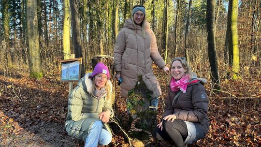 Im Bergwald sind Wichtel eingezogen
Ramona da Costa (v. l.), Kathrin Geißelhart und Lara Becker kleben mit der Heißklebepistole Im Bergwald sind Wichtel eingezogen
Ramona da Costa (v. l.), Kathrin Geißelhart und Lara Becker kleben mit der Heißklebepistole